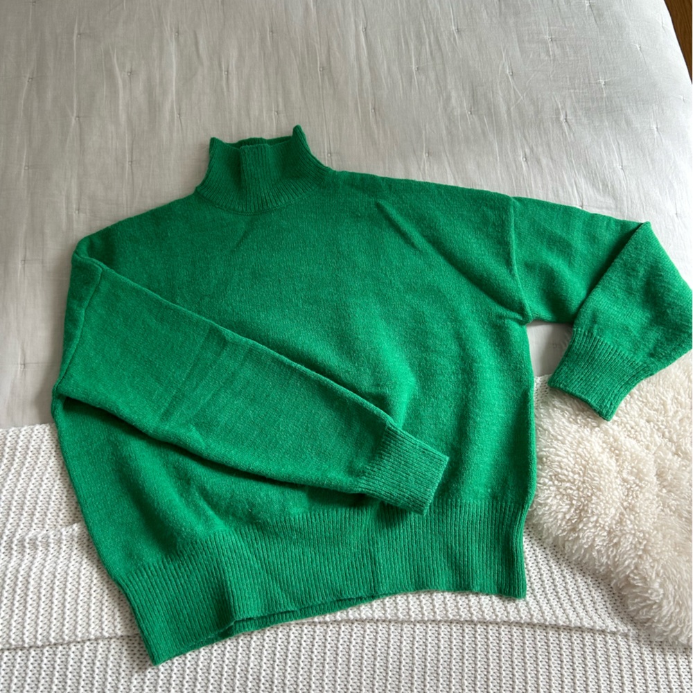 Bright green high neck sweater | size XS